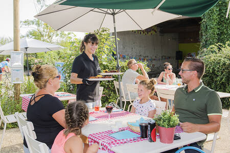 Gezin op het terras van het restaurant op vakantiepark RCN la Ferme du Latois