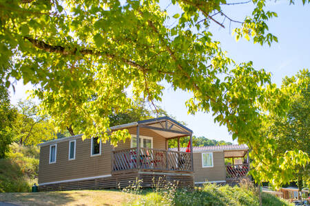 Mobil homes met overdekte veranda op vakantiepark RCN Le Moulin de la Pique