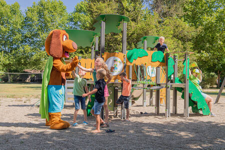 Kinderen samen met Alex en Sammy in de speeltuin van vakantiepark RCN Le Moulin de la Pique