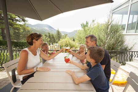 Gezin op het terras van de Bistro op vakantiepark RCN les Collines de Castellane