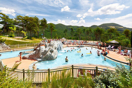 Mensen in het buitenbad van vakantiepark RCN les Collines de Castellane