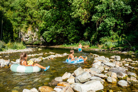 Kinderen spelen in de rivier de Dourbie naast vakantiepark RCN Val de Cantobre