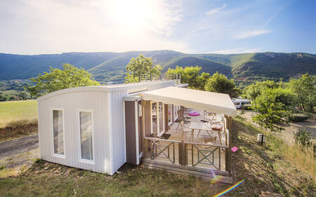 Een mobil home met veranda op vakantiepark RCN Val de Cantobre