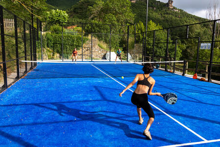 Mensen aan het tennissen op de tennisbaan van vakantiepark RCN Val de Cantobre