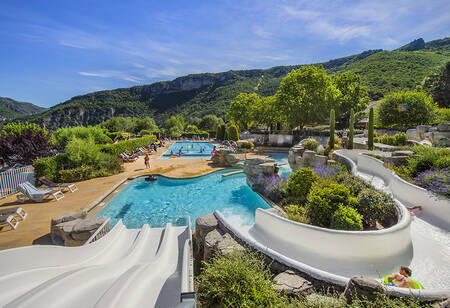 Glijbanen in het buitenbad van vakantiepark RCN Val de Cantobre