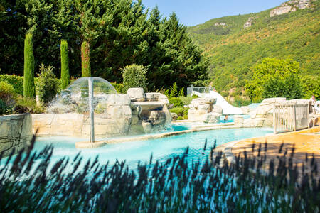 Het buitenbad met fontein van vakantiepark RCN Val de Cantobre