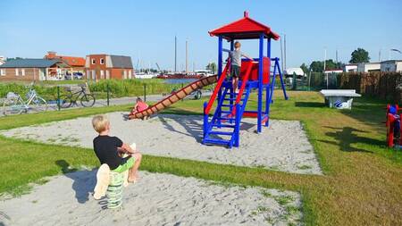 Kinderen spelen in een speeltuin op vakantiepark Recreatiepark Tusken de Marren