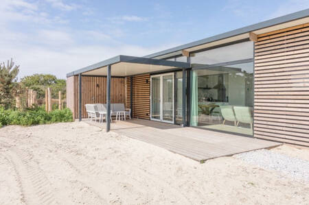 Vakantiehuis met overkapping in de tuin op vakantiepark Roompot Ameland