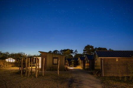 Vakantiehuizen in de nacht op vakantiepark Roompot Ameland