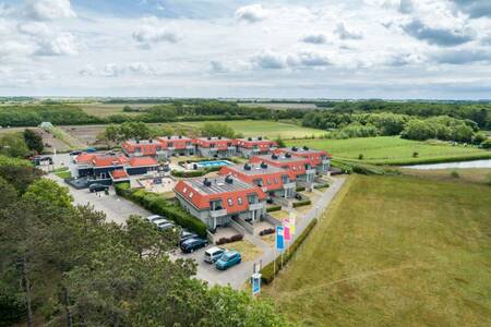 Luchtfoto van appartementen op Roompot Appartementencomplex Bosch en Zee op Texel