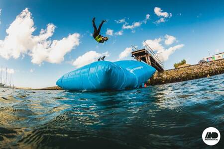 Een groot waterkussen in de jachthaven op vakantiepark Roompot Beach Resort