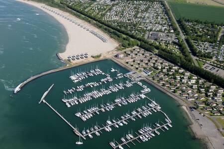 Luchtfoto van vakantiepark Roompot Beach Resort en de jachthaven