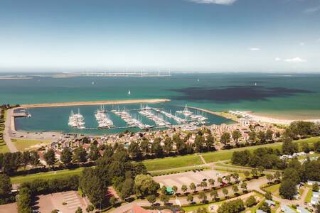 Luchtfoto van de jachthaven, vakantiepark Roompot Beach Resort en de Oosterschelde