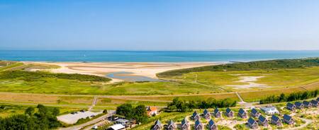 Luchtfoto van Roompot Beach Resort Nieuwvliet-Bad met aan de horizon het strand