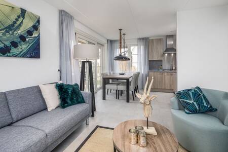 Woonkamer en keuken van een chalet op vakantiepark Roompot Beach Resort Nieuwvliet-Bad