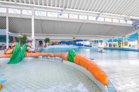 Het peuterbadje met kleine glijbaan van vakantiepark Roompot Beach Resort