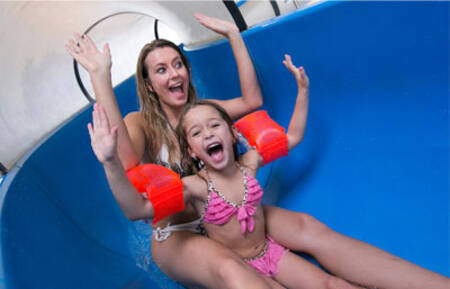 Moeder en dochter op de grote waterglijbaan in het zwembad van Roompot Beach Resort