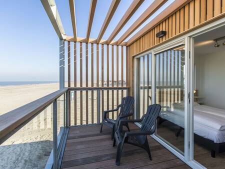 Strand en zee vanaf het balkon van een strandhuis op Roompot Beach Villa’s Hoek van Holland