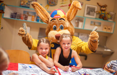 Meisjes met Koos konijn aan het knutselen op vakantiepark Roompot Bospark Lunsbergen