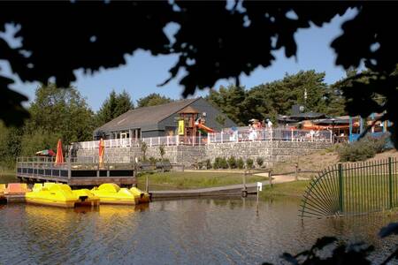 Centrumgebouw aan het meer met waterfietsen op vakantiepark Roompot Bospark 't Wolfsven