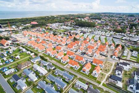 Luchtfoto van vakantiepark Roompot Breeduyn Village en de Noordzee
