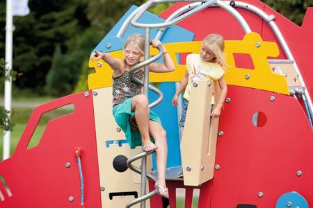 Kinderen spelen in de speeltuin van vakantiepark Roompot Buitenplaats De Hildenberg