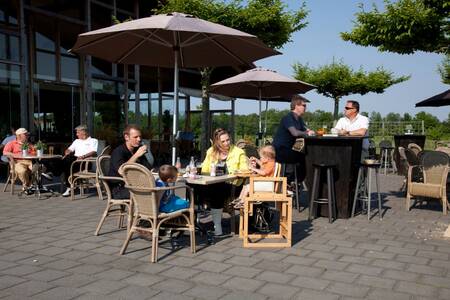 Het terras bij het restaurant op vakantiepark Roompot Buitenplaats De Hildenberg
