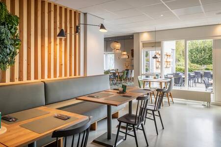 Restaurant met buitenterras op vakantiepark Roompot Bungalowpark Hoenderloo