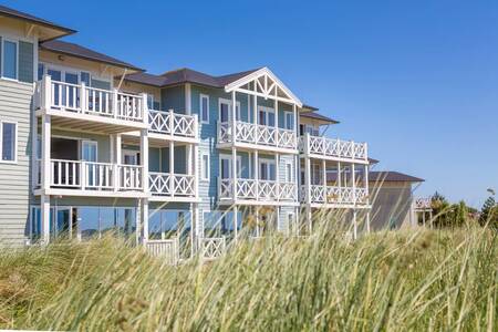 Hotelkamers met balkons in een hotellencomplex op vakantiepark Roompot Cape Helius