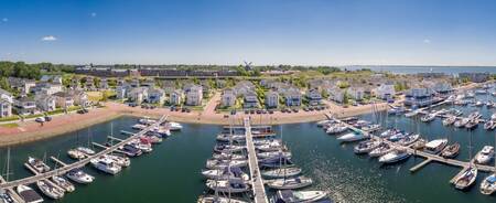 Luchtfoto van de jachthaven en vakantiehuizen op vakantiepark Roompot Cape Helius