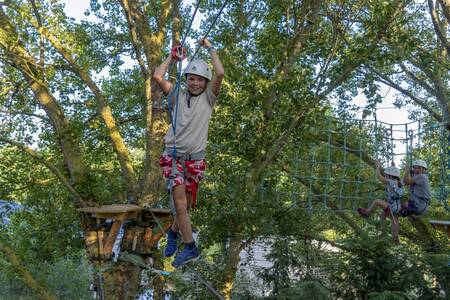 Kinderen klimmen op vakantiepark Roompot Côte de Nacre