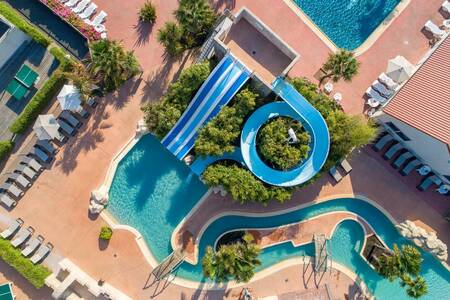 Luchtfoto van het buitenbad met glijbanen van vakantiepark Roompot Côte de Nacre