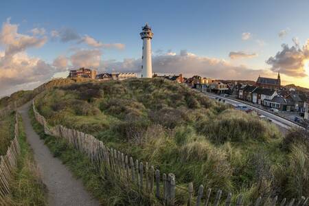 Foto van duinen, Egmond aan Zee en de vuurtoren