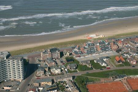 Luchtfoto van Roompot De Graaf van Egmont aan het Noordzeestrand