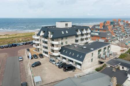 Appartementencomplex Roompot De Graaf van Egmont met het Noordzeestrand op de achtergrond