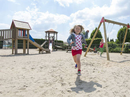 2 kinderen spelen in de speeltuin op vakantiepark Roompot De Veluwse Hoevegaerde