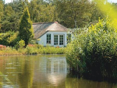 Rietgedekte vakantiewoning aan het water op vakantiepark Roompot De Veluwse Hoevegaerde