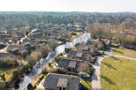 Rietgedekte vakantiehuizen aan het water op vakantiepark Roompot De Veluwse Hoevegaerde