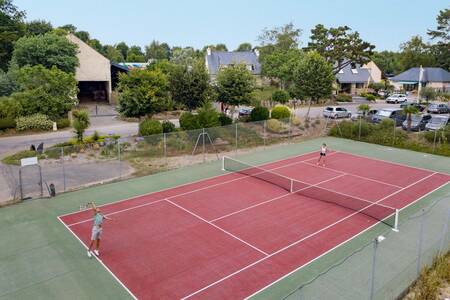 Mensen aan het tennissen op de tennisbaan van vakantiepark Roompot Deux Fontaines