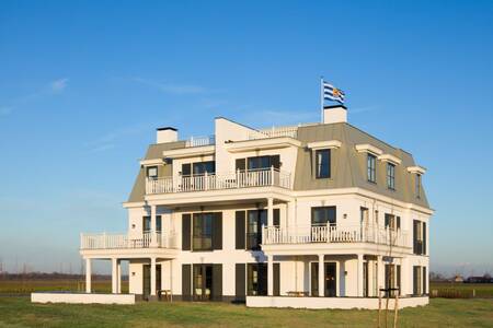 Een appartementengebouw met appartementen op vakantiepark Roompot Domein het Camperveer