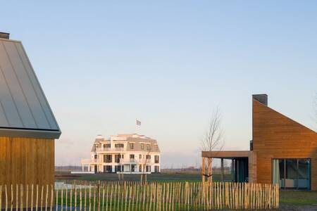 Vakantiehuizen en appartementengebouw op vakantiepark Roompot Domein het Camperveer