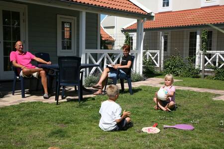 Kinderen spelen in de tuin van een vakantiehuis op Roompot Duynparc De Heeren van ‘s-Gravensande