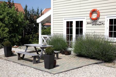 Picknicktafel in de tuin van een vakantiewoning op Roompot Duynparc De Heeren van ‘s-Gravensande