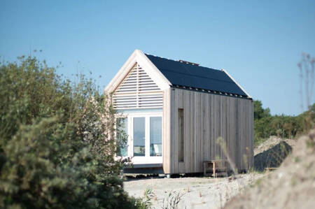 Een vrijstaand ECO Cottage met zonnepanelen op vakantiepark Roompot ECO Grevelingenstrand