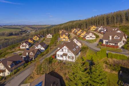 Luchtfoto van vakantiehuizen op vakantiepark Roompot Eifelpark Kronenburger See