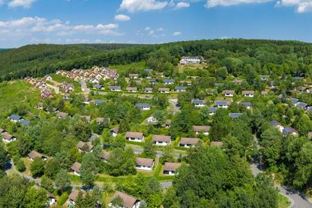 Luchtfoto van vakantiehuizen op vakantiepark Roompot Eifelpark Kronenburger See en bos