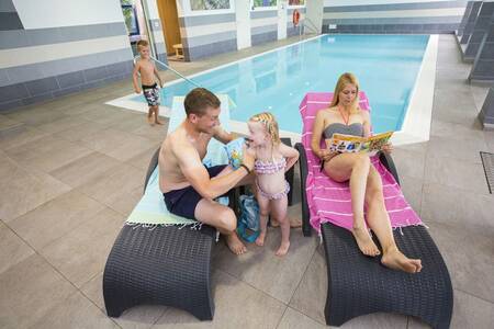 Een gezin in het binnenbad van vakantiepark Roompot Eifelpark Kronenburger See