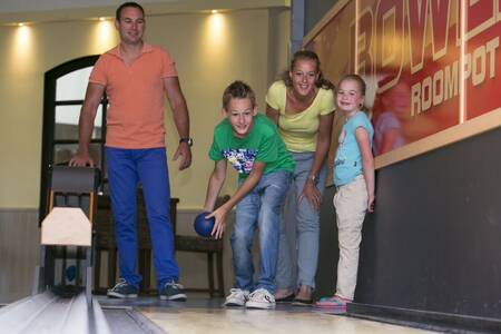 Gezin aan het bowlen op de bowlingbaan van vakantiepark Roompot Ferienresort Bad Bentheim