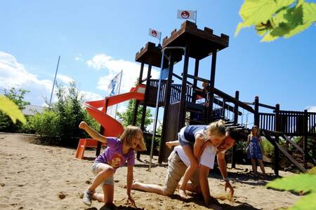 Kinderen spelen in de speeltuin op Roompot Ferienresort Cochem