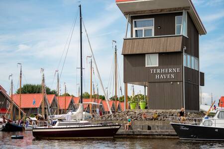 De jachthaven van Roompot Havenresort Terherne